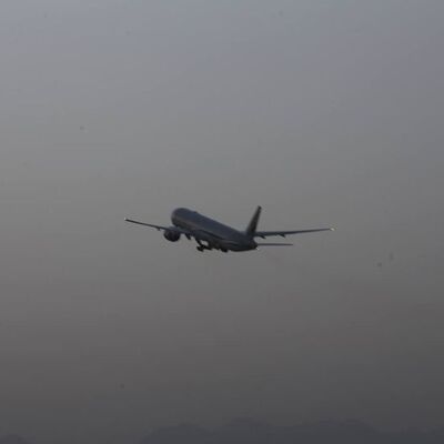 İniş takımlarına saklanarak ABD'ye uçtu