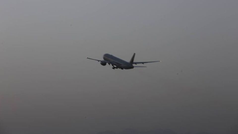 İniş takımlarına saklanarak ABD'ye uçtu