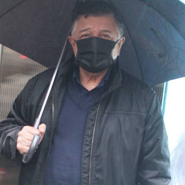 Yağmura yakalandı