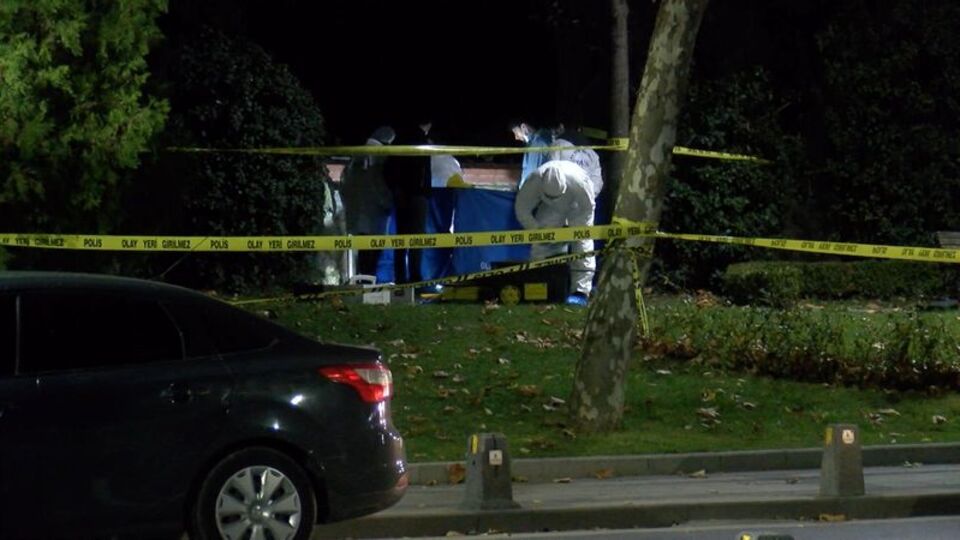 Üsküdar'da parkta erkek cesedi bulundu