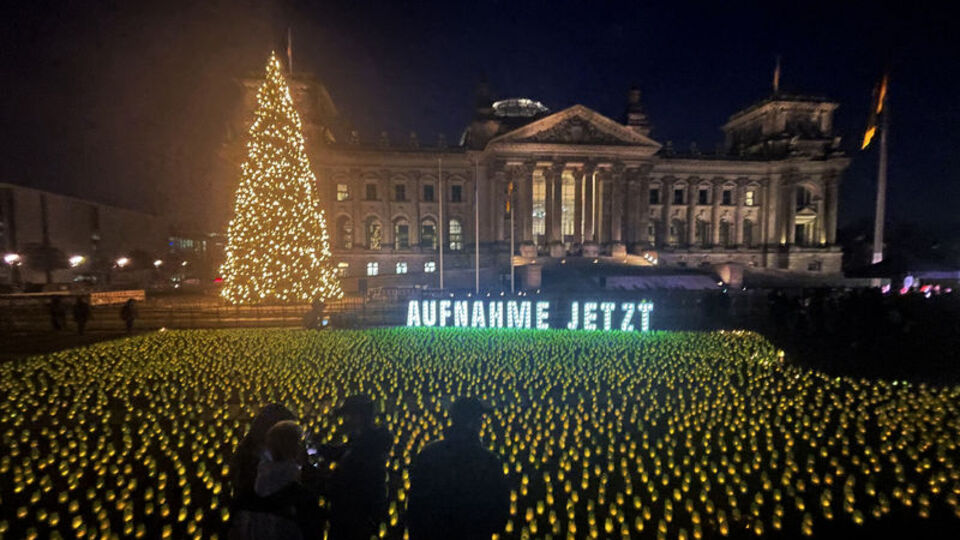 Alman Meclisi önünde göçmenler için binlerce mum yakıldı