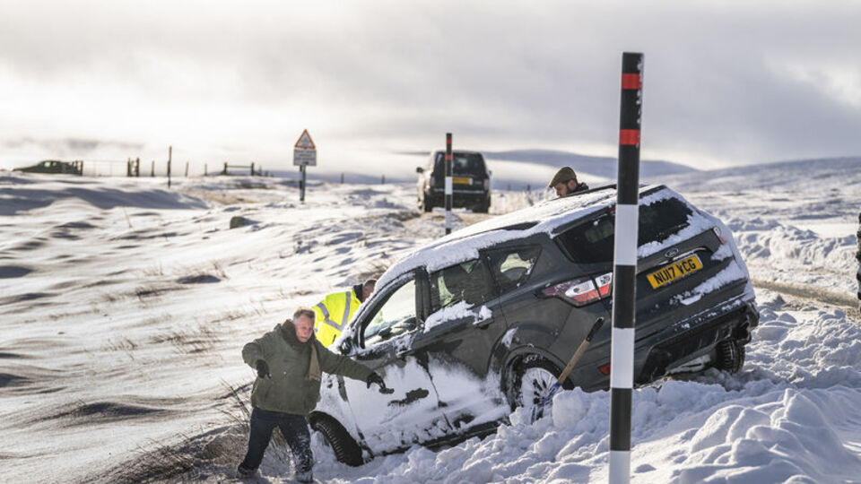 İngiltere'de kar fırtınası nedeniyle 61 kişi, üç gündür mahsur