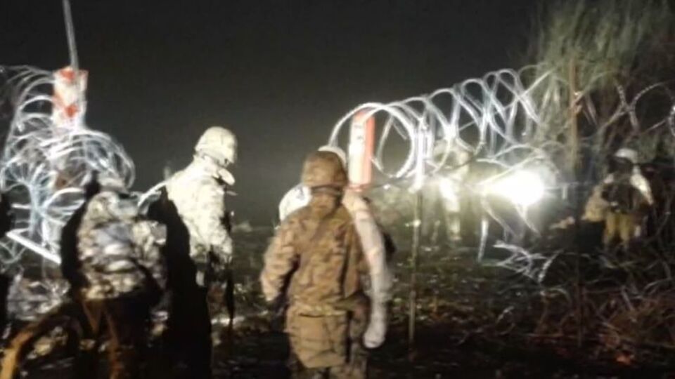 Polonya'da Belarus'a suçlama: Dikenli tellere zarar veriyor