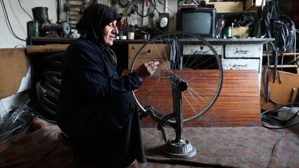 'Bisikletçi Anne' 30 yıldır evini tamircilikle geçindiriyor