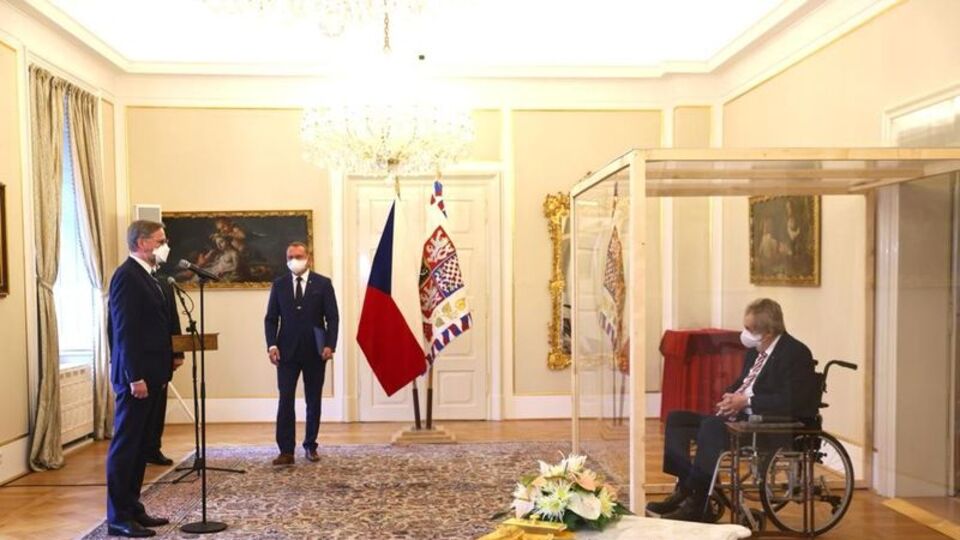 Çekya Devlet Başkanı'nın törene katılma şekli gündem oldu!