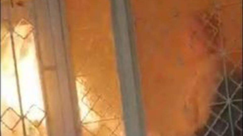 Annesini rehin alıp evi yakmak istedi!