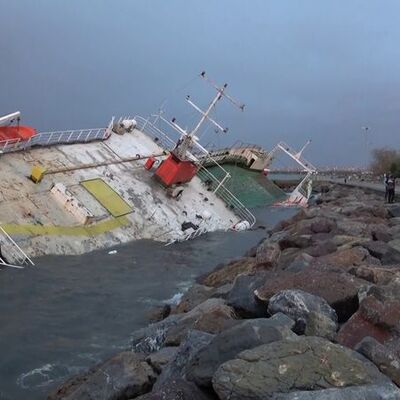Maltepe Sahili'nde lodos nedeniyle kıyıya oturan gemi battı