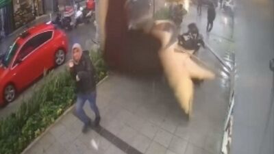 Anne oğulun üzerine çatı düştü! İşte o an!