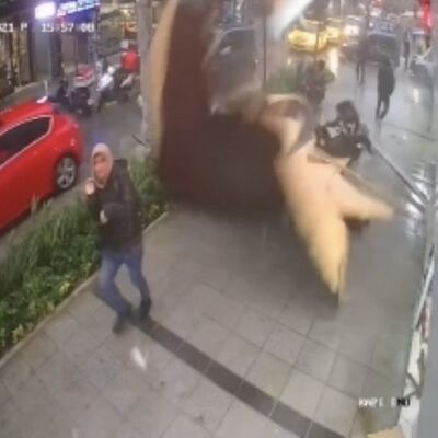 Anne oğulun üzerine çatı düştü! İşte o an!