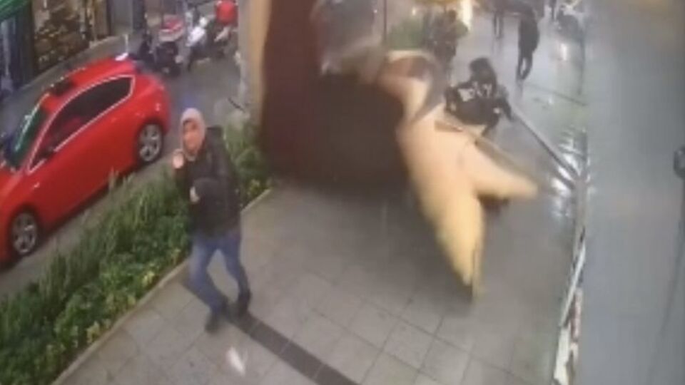 Anne oğulun üzerine çatı düştü! İşte o an!