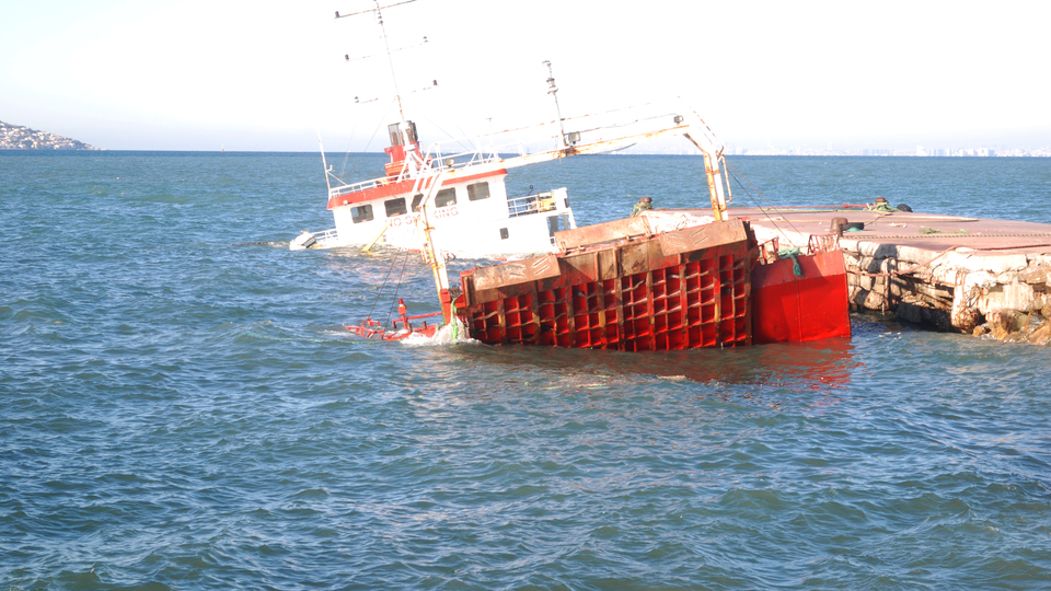 Lodosun vurduğu bir gemi daha battı!