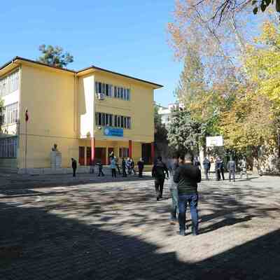 Okulda yangın paniği! Öğretmen camdan atladı