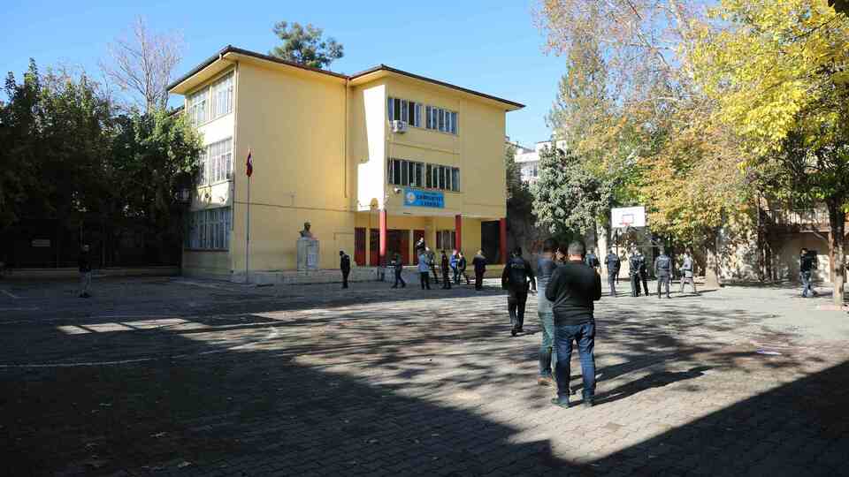 Okulda yangın paniği! Öğretmen camdan atladı