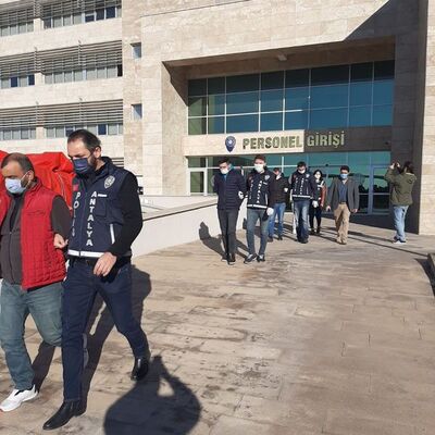 51 kişiyi dolandırdılar!