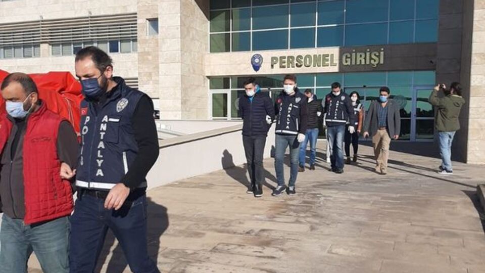 51 kişiyi dolandırdılar!