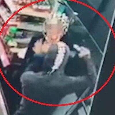 O anlar kamerada! Kasiyerin başına silah dayadı!