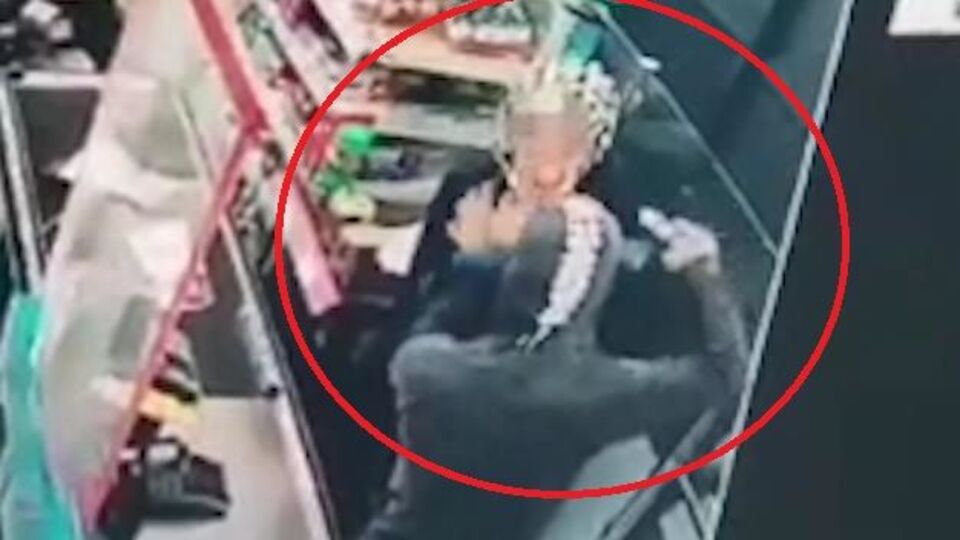 O anlar kamerada! Kasiyerin başına silah dayadı!