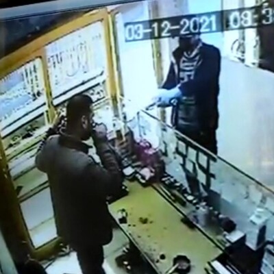 Kuyumcu soygun anında çay içmeye devam etti!