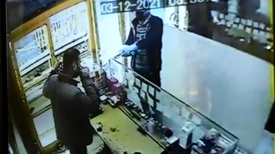 Kuyumcu soygun anında çay içmeye devam etti!