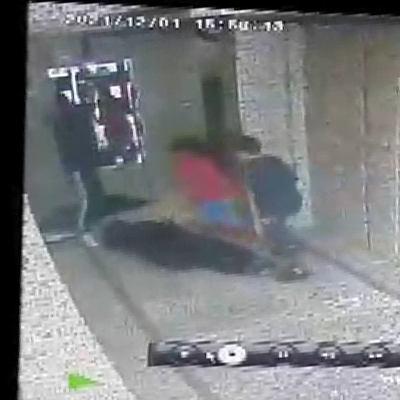 6 yaşındaki kızının yanında komşusundan dayak yedi!