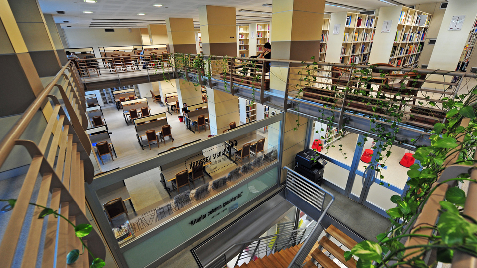 Yine üniversite, yine sızdılar!