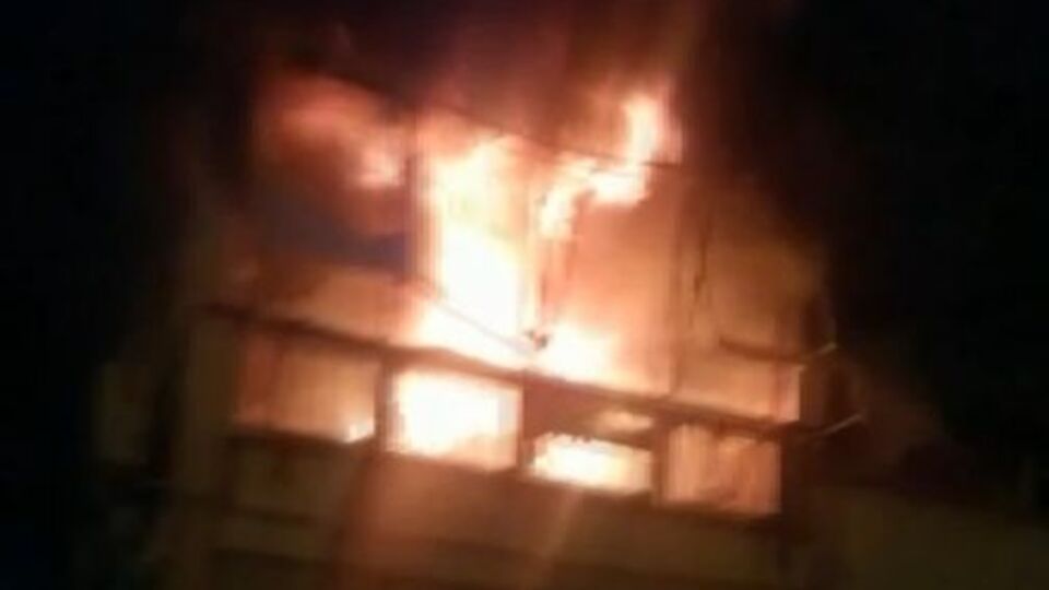 İstanbul'da 10 katlı binada yangın paniği!