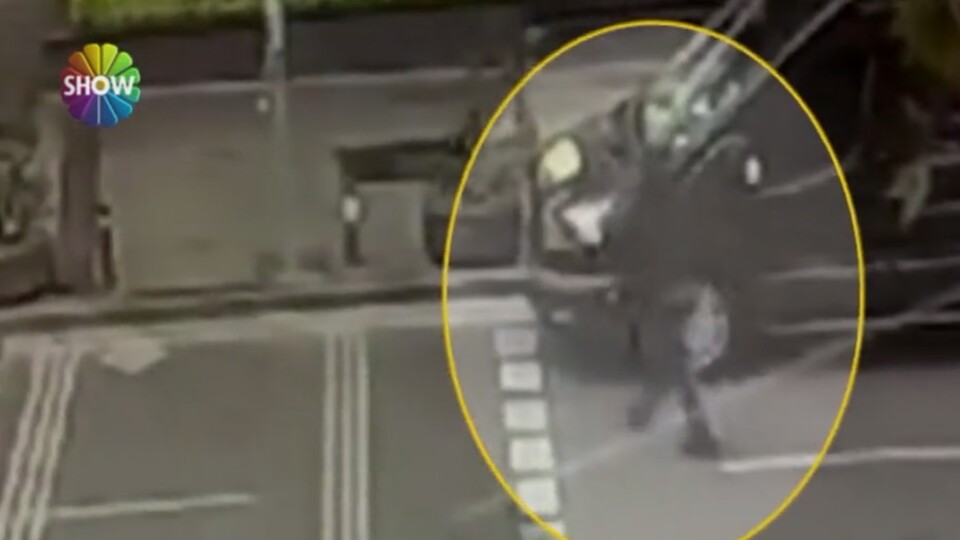 Gördü, çaldı, kaçtı