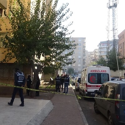 Çocuklarının boğazını kesti! Karısını 25 kez bıçakladı