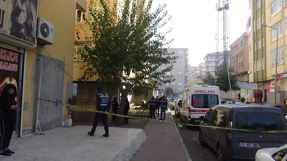 Çocuklarının boğazını kesti! Karısını 25 kez bıçakladı