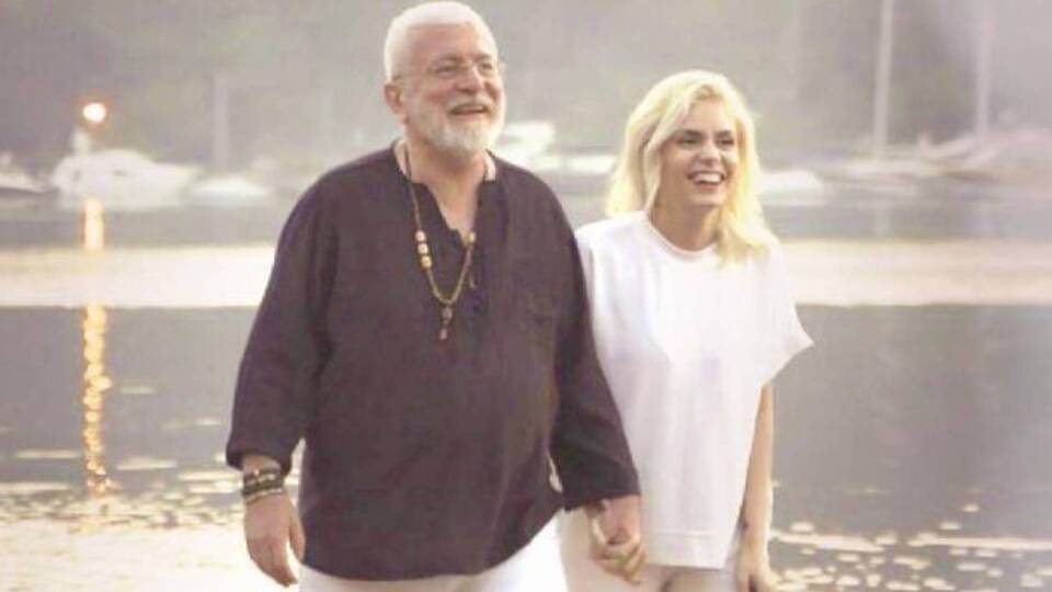 'Şarkıyı gözlerime bakarak besteledi'