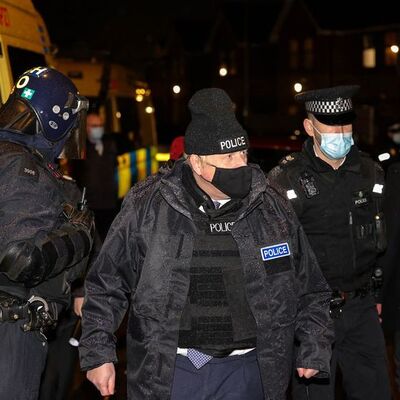 Johnson polis kılığında denetime çıktı