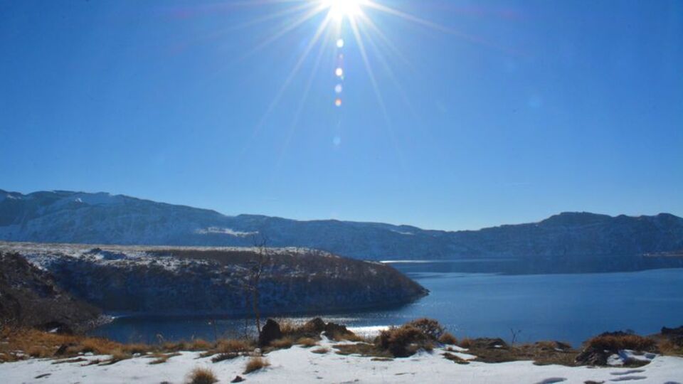 Dünyanın ikinci büyük krater gölü bembeyaz