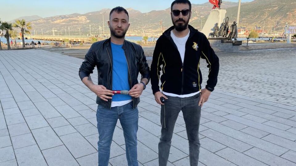 Paraşütle atlarken ayak bileğine dövme yaptırdı