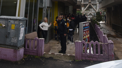 Üniversitelinin başını kesip, göğsünün üzerine koydu!