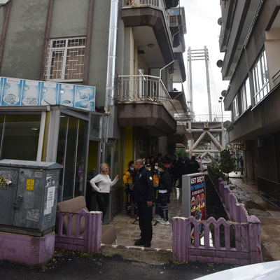 Üniversitelinin başını kesip, göğsünün üzerine koydu!