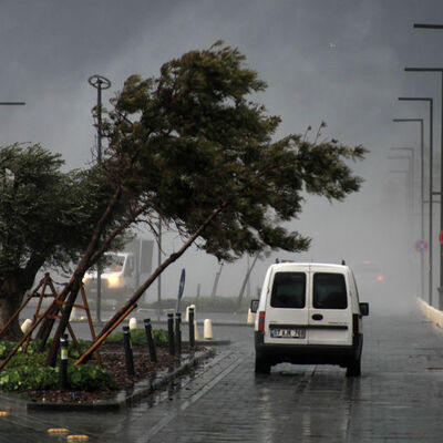 Antalya'da şiddetli fırtına! uçak seferleri durdu