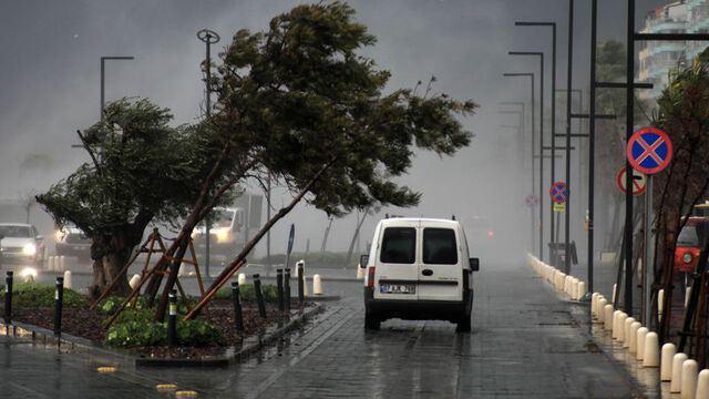 Antalya'da şiddetli fırtına! uçak seferleri durdu
