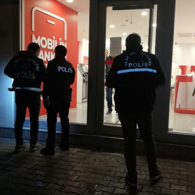 Taşla camını kırdığı bankaya girip 4 tablet çaldı