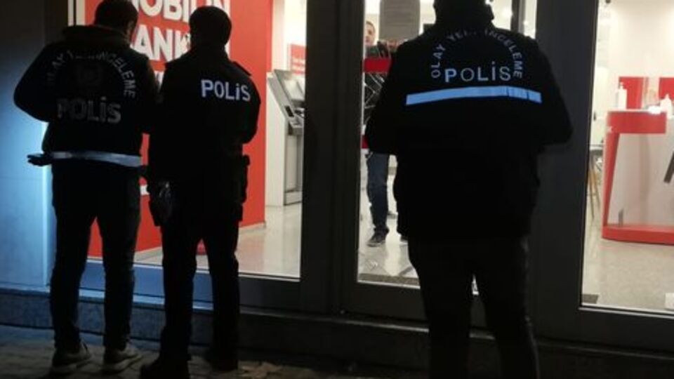 Taşla camını kırdığı bankaya girip 4 tablet çaldı