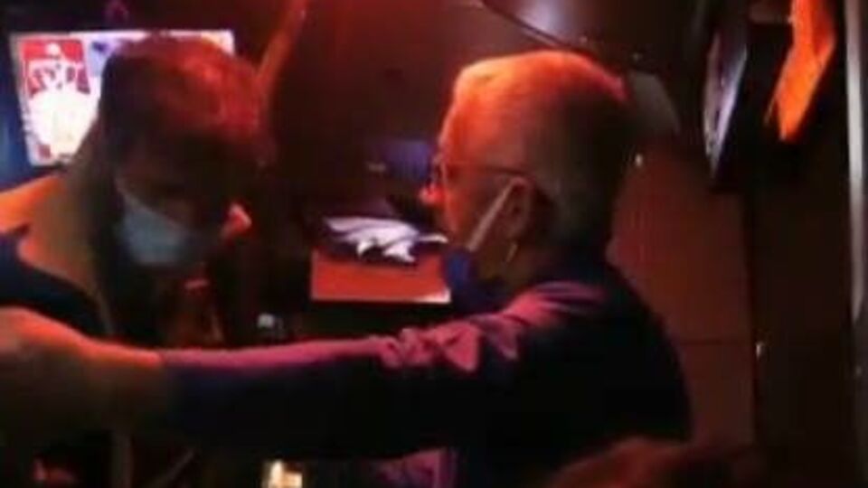 Kıyafeti kirli diye araçtan indirmeye çalıştı