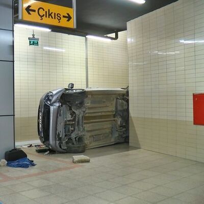 Araç metro istasyonu alt geçidine uçtu