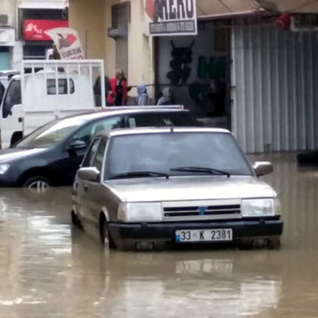 Sokaklar göle döndü, sürücüler zor anlar yaşadı