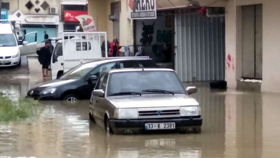Sokaklar göle döndü, sürücüler zor anlar yaşadı