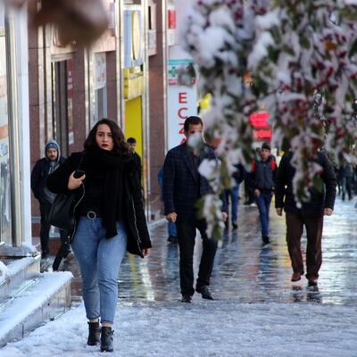 İki bölgede sağanak bir bölgede kar var