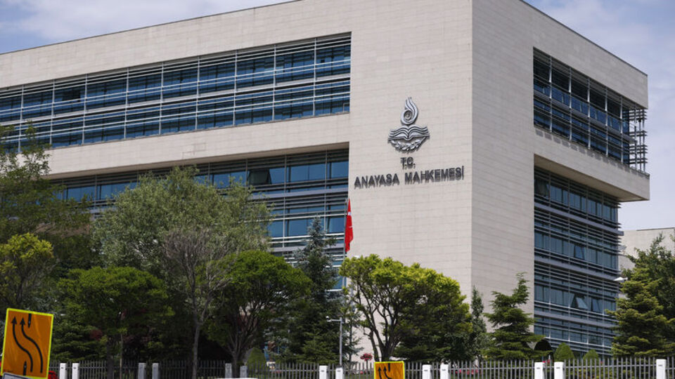 AYM 'uyum KHK'sı görüşmelerini erteledi