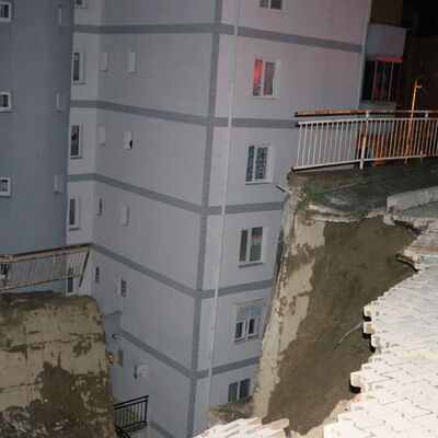 İzmir'de istinat duvarı çöktü: 88 daire tahliye edildi