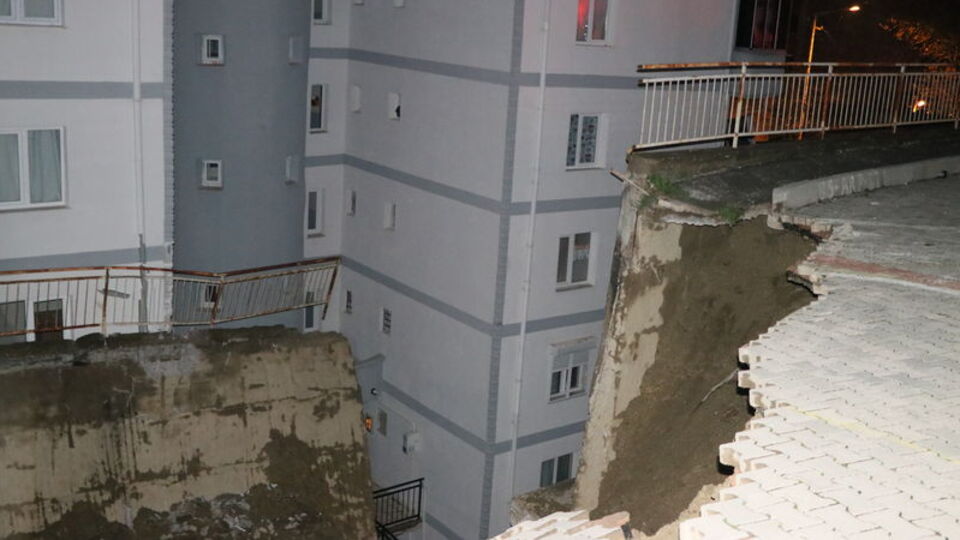 İzmir'de istinat duvarı çöktü: 88 daire tahliye edildi