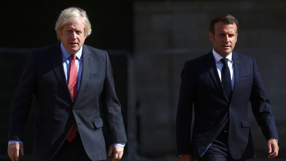 Macron'dan Johnson'a dava tehdidi