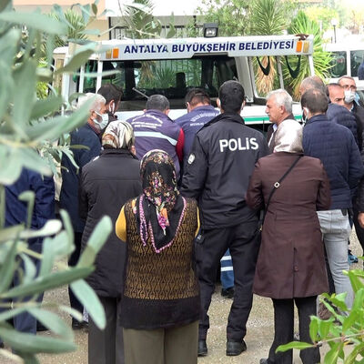 Sabaha kadar öldürdüğü eşinin başında bekledi!