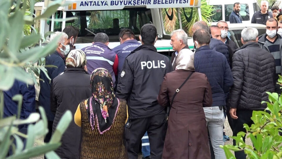 Sabaha kadar öldürdüğü eşinin başında bekledi!